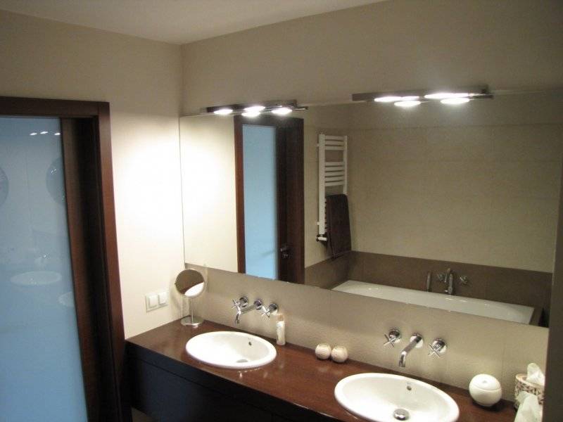 Подсветка зеркала в ванной: подвесные светильники, бра для освещения зеркала