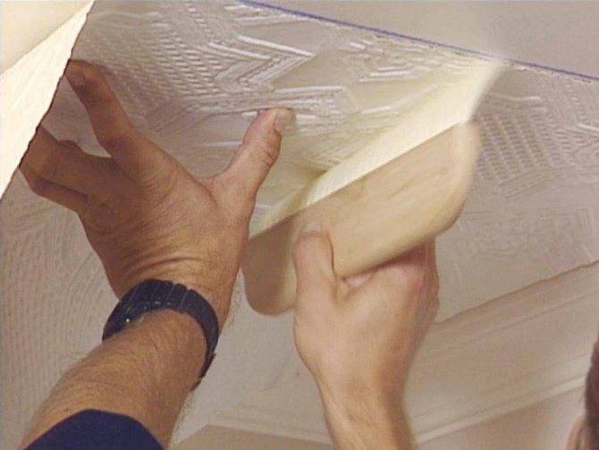 Как правильно клеить потолочную плитку?