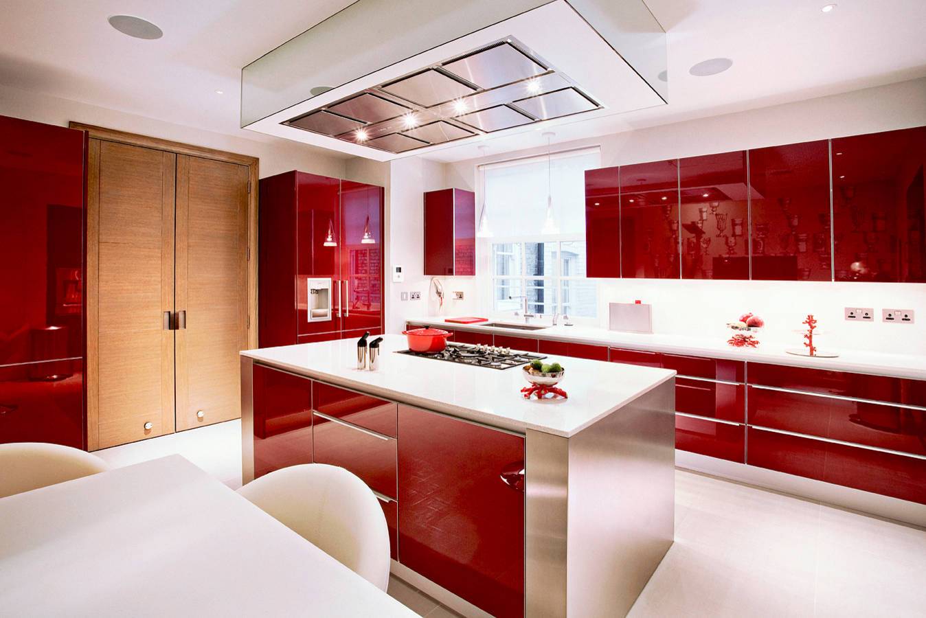 Дизайн интерьера и гарнитур комбинированной двухцветной кухни: светлый верх, темный низ