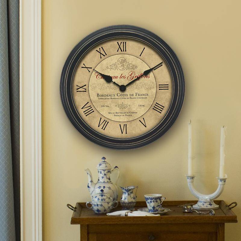 Часы в интерьере классической гостиной