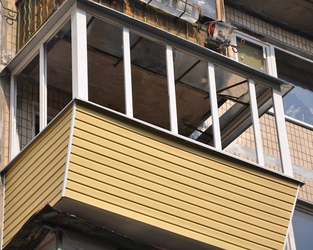 Как застеклить балкон пластиковыми окнами — освещаем по порядку