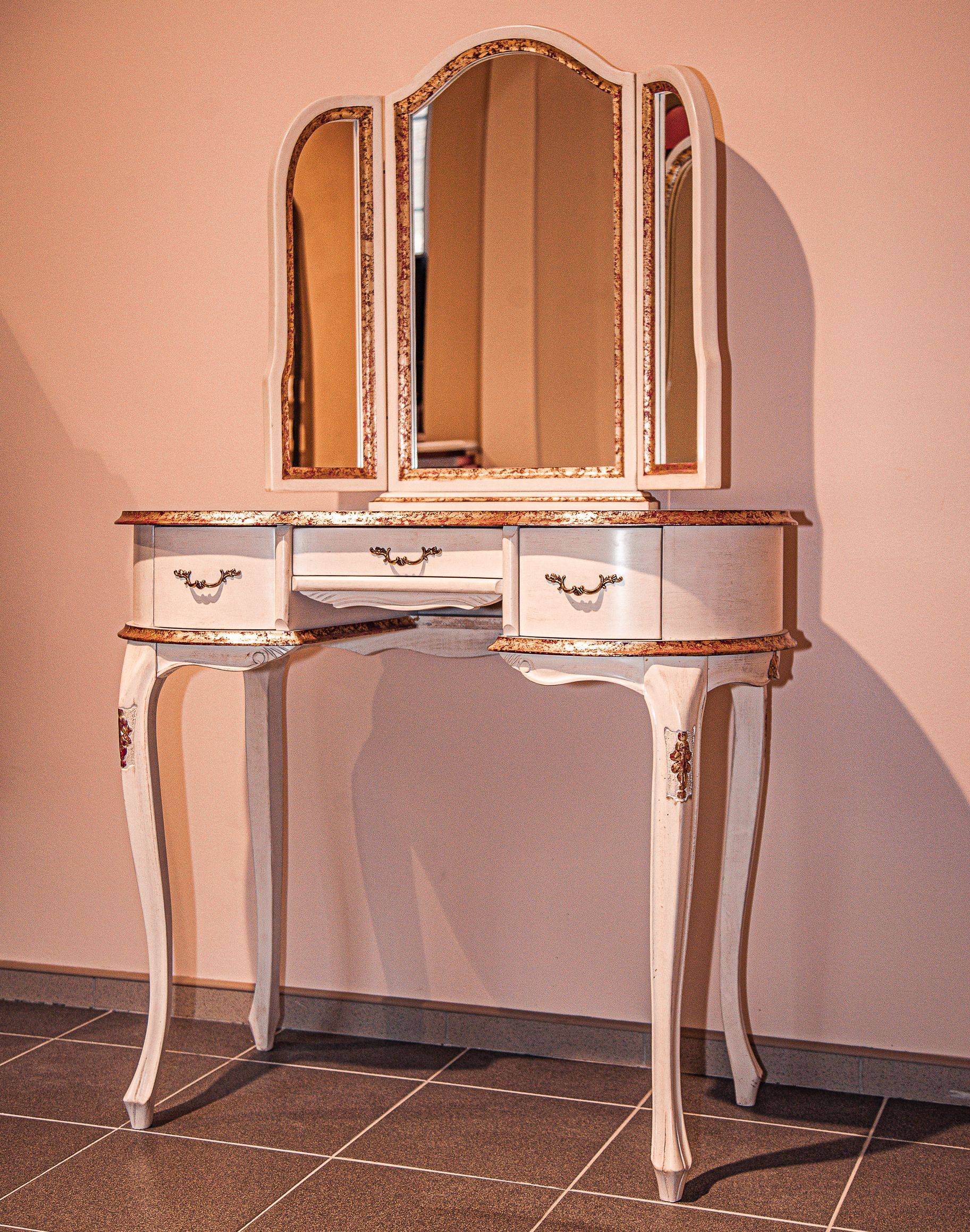 туалетный столик с трехстворчатым зеркалом