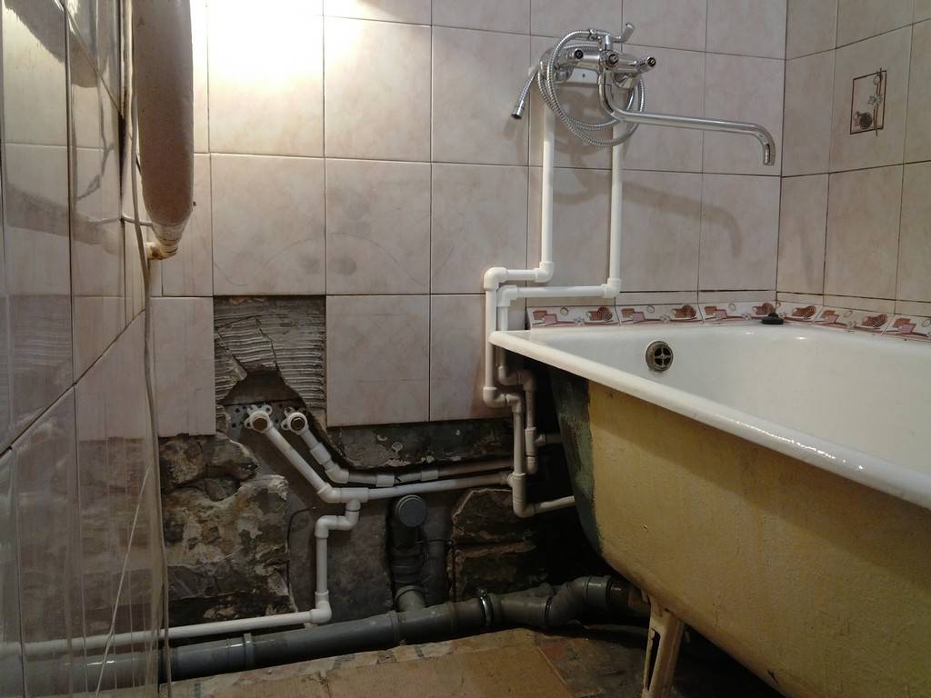 Как спрятать трубы в ванной, не монтируя в стену