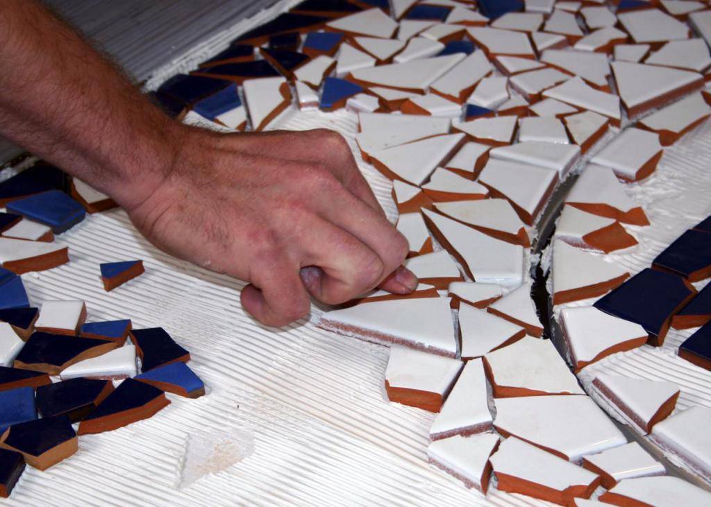 Декоративный камень из гипсокартона: как сделать своими руками, можно ли клеить на поверхность из того же материала, а также правила отделки и укладка на кирпич