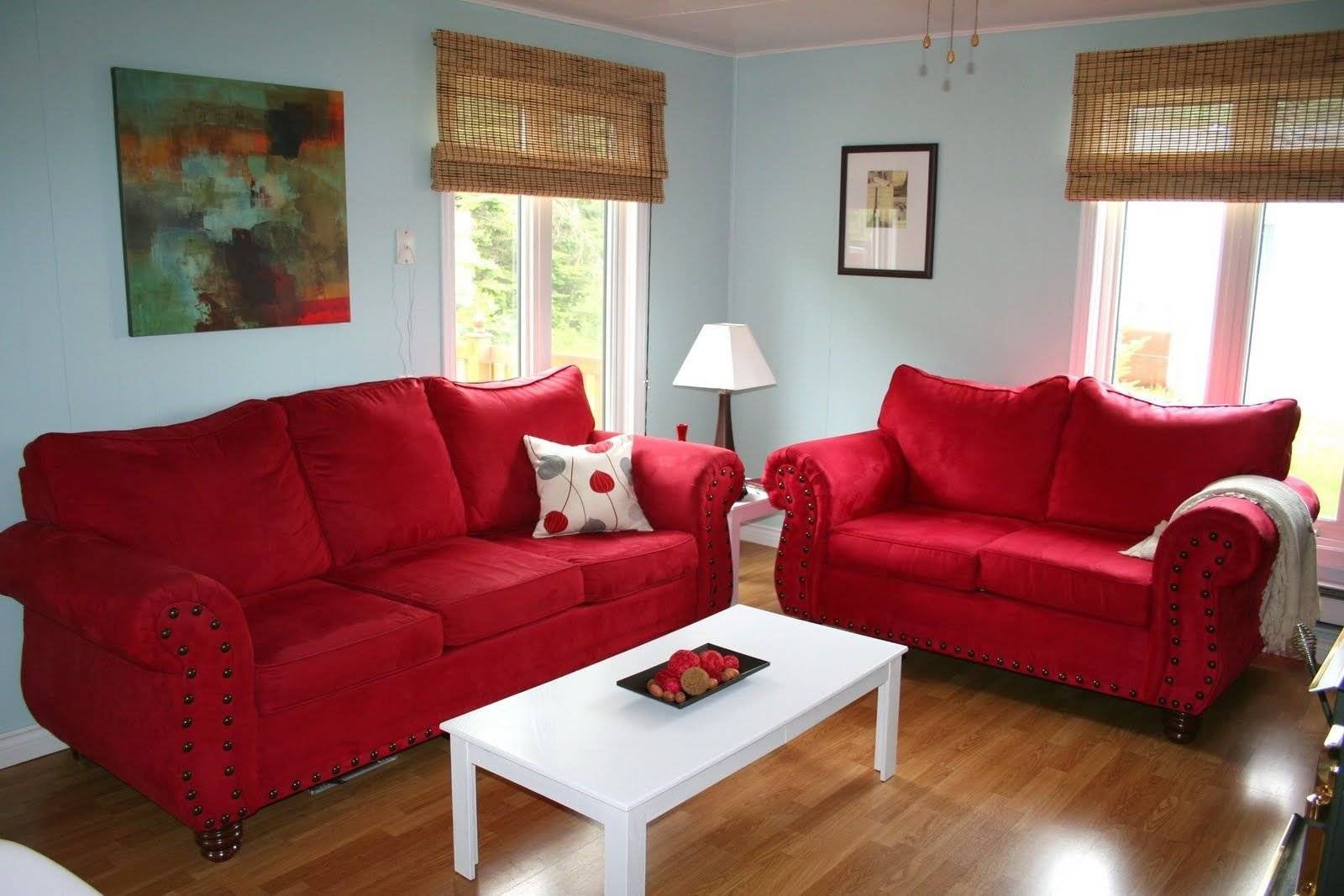 Красный диван в интерьере комнаты — как сочетать