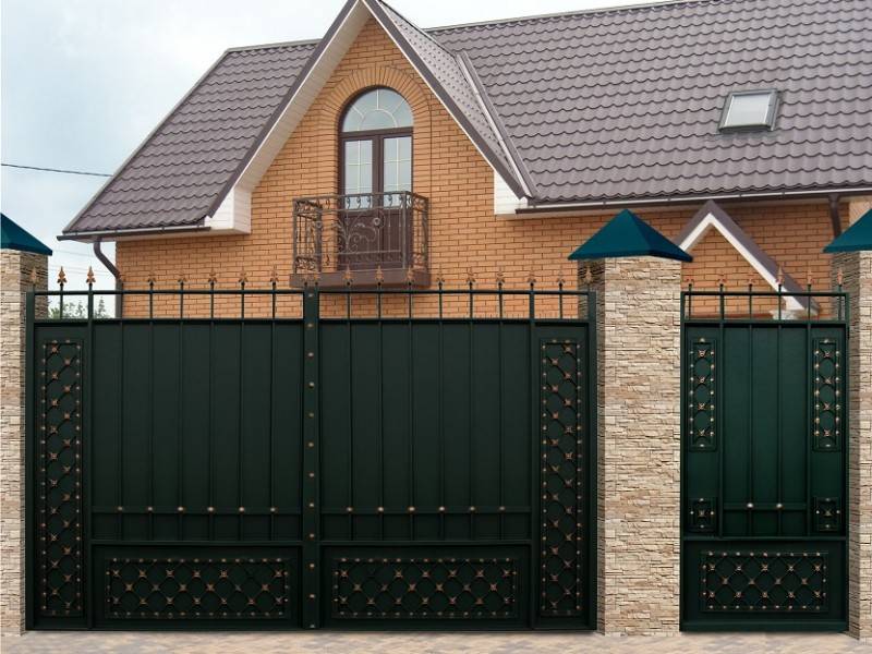 Заборы и ограждения для дома. фото красивых оград частных домов