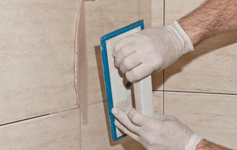 Как обновить швы в ванной между плиткой: очистка, окраска и замена затирки