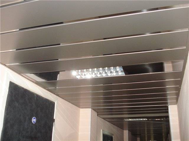 Металлический потолок подвесной: кассетный и реечный, цена за м2 и монтаж подшивного
