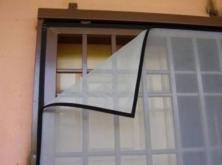 Установить москитную сетку на окно – как это сделать?
