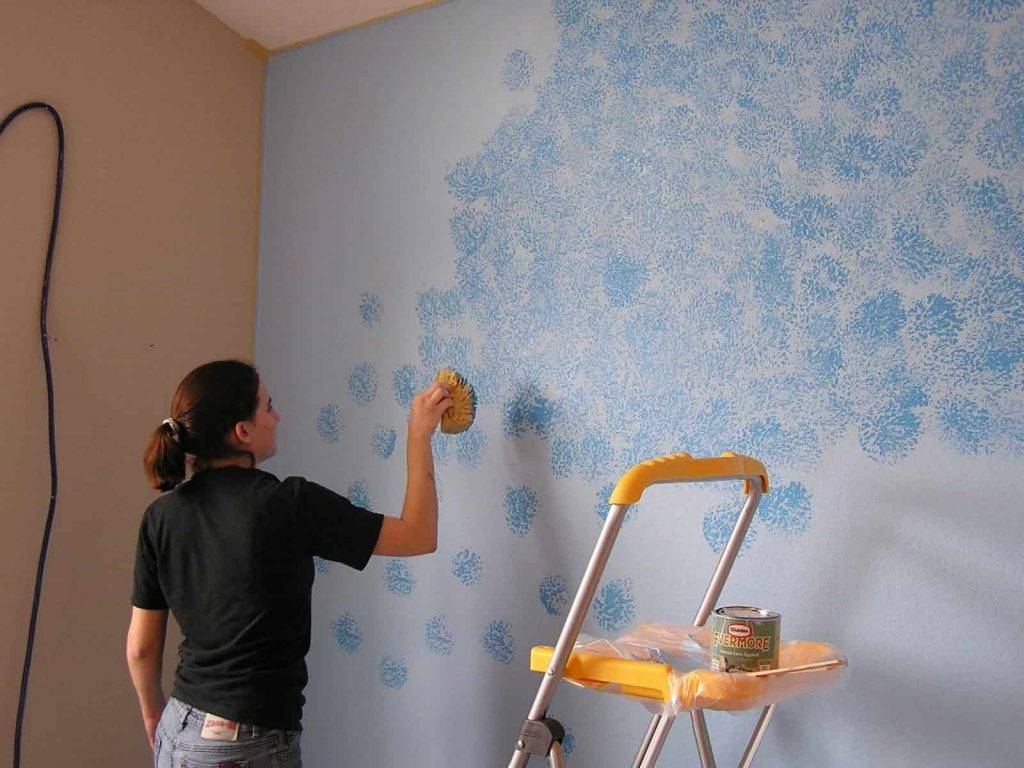 Что лучше обои или покраска стен в квартире: плюсы и минусы