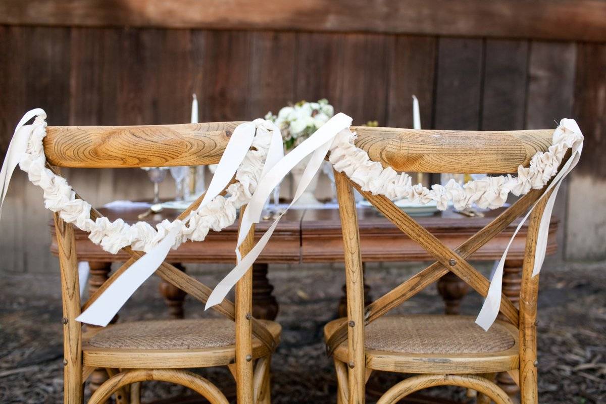 Украшение стульев на свадьбу: как сделать декор своими руками