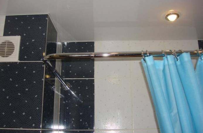 Штанга для шторки в ванную комнату, особенности прямого и углового карниза