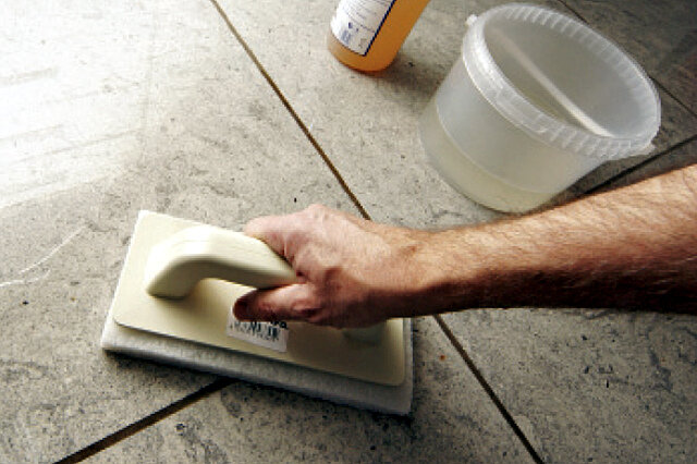 Чем отмыть плитку на полу от грязи — как очистить кафельную напольную плитку от въевшейся грязи
