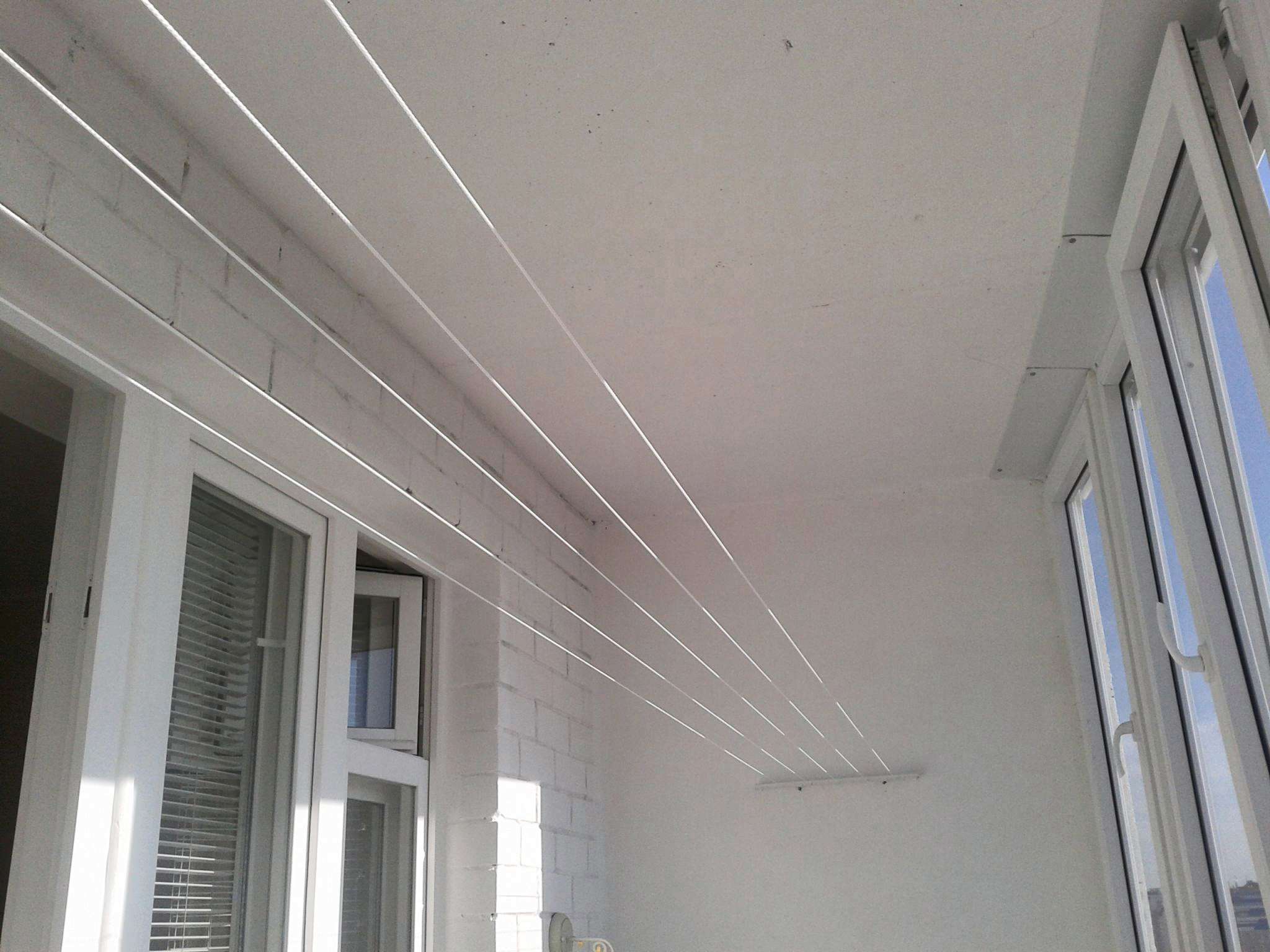 Плюсы и минусы 6 видов потолочных сушилок для белья на балкон