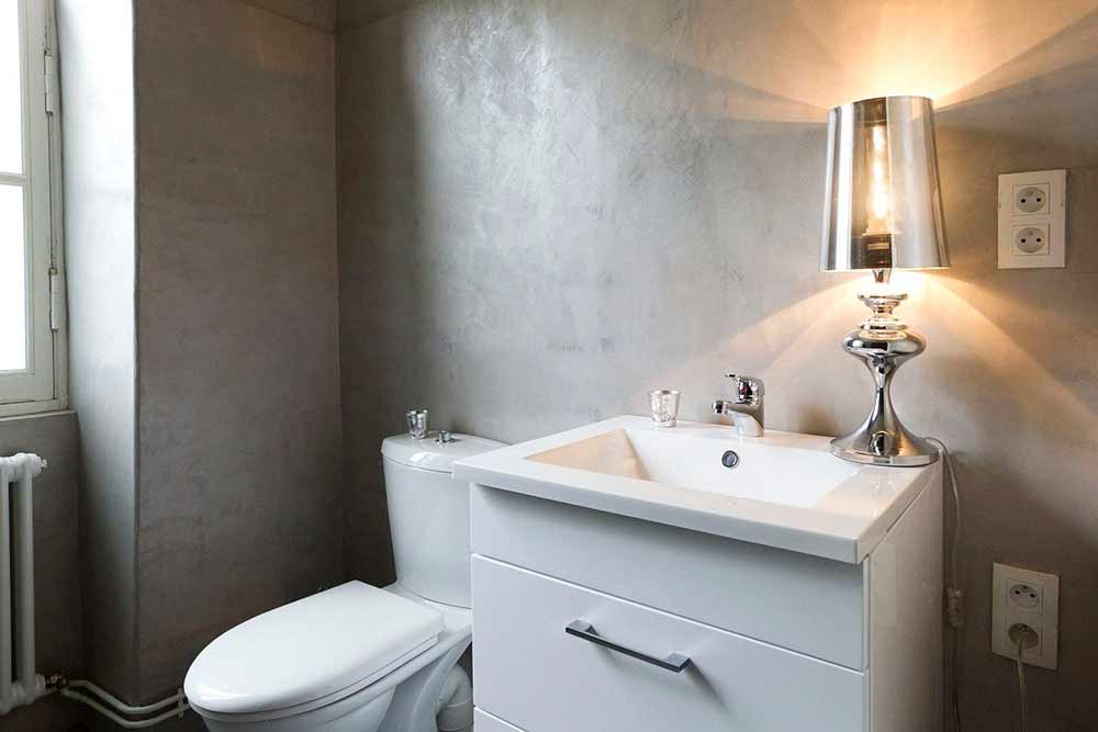 Штукатурка для ванной комнаты: выбор влагостойкой и санирующей смеси, технология выравнивания стен под декоративную отделку