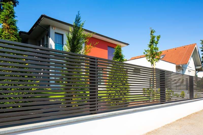 Красивые заборы для частных загородных домов из профнастила, ограждения из дерева в современном стиле: недорогие и красивые изделия из металла - 43 фото