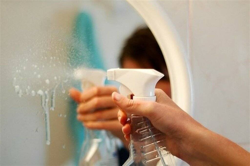 Как помыть зеркало без разводов в домашних условиях эффективно