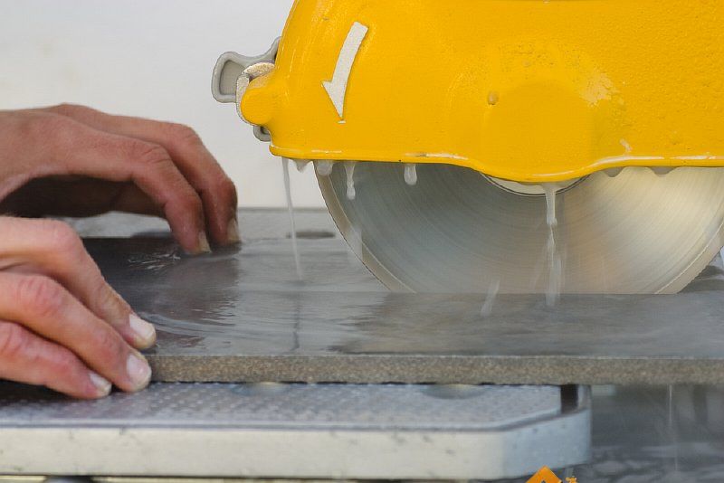 Как и чем резать плитку керамическую и керамогранит в домашних условиях?