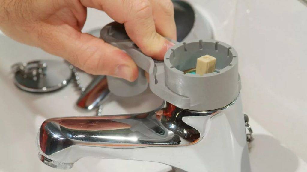 Смена смесителя в ванной по конкретной технологии инструкции, инструменты  важные нюансы