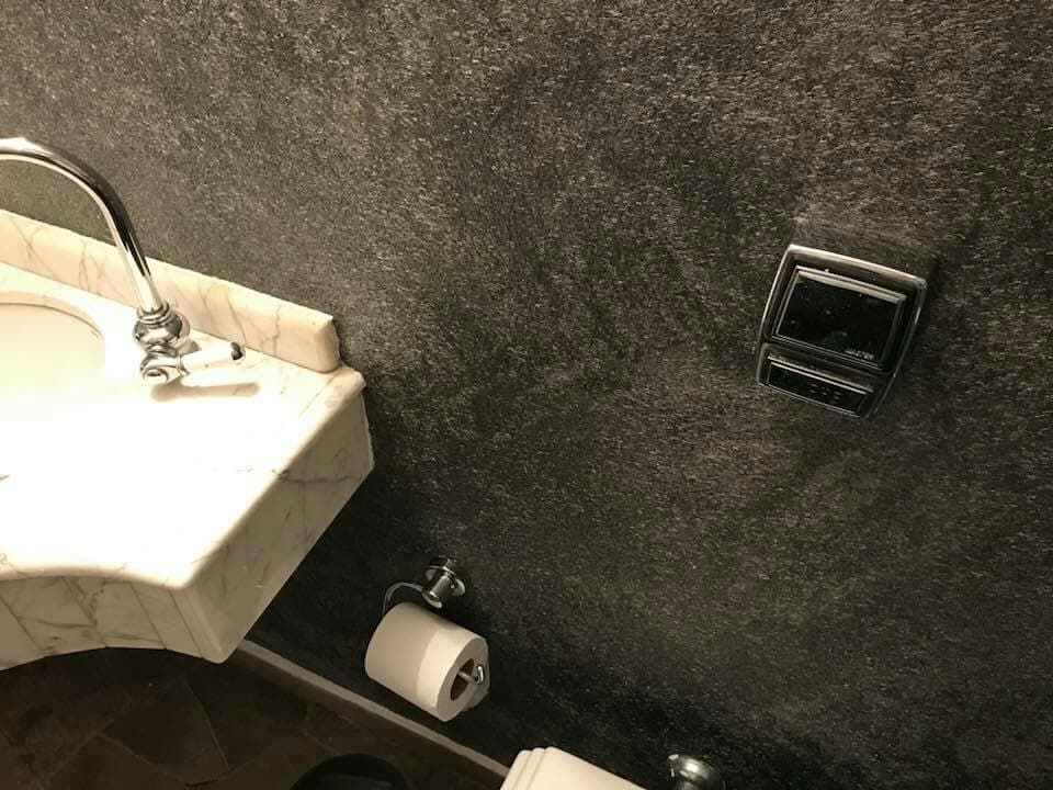 Сочетание плитки и обоев в туалете