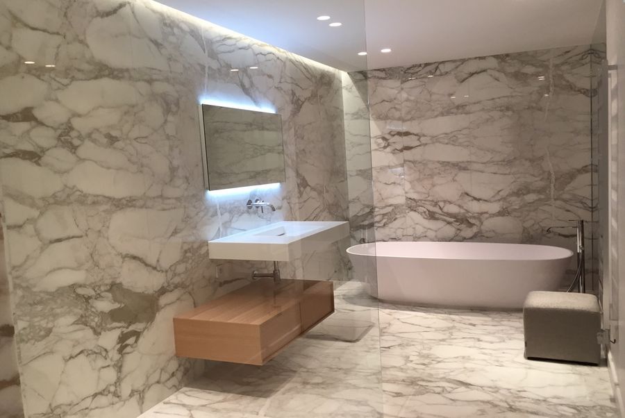 Благородный мраморный интерьер в ванной комнате