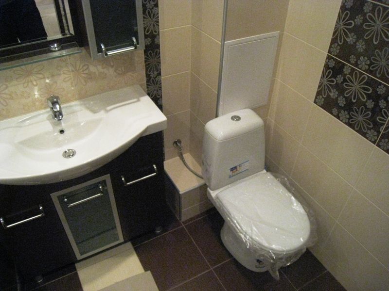 Как скрыть трубы в ванной комнате своими руками: под плитку, пластиковыми панелями, фото