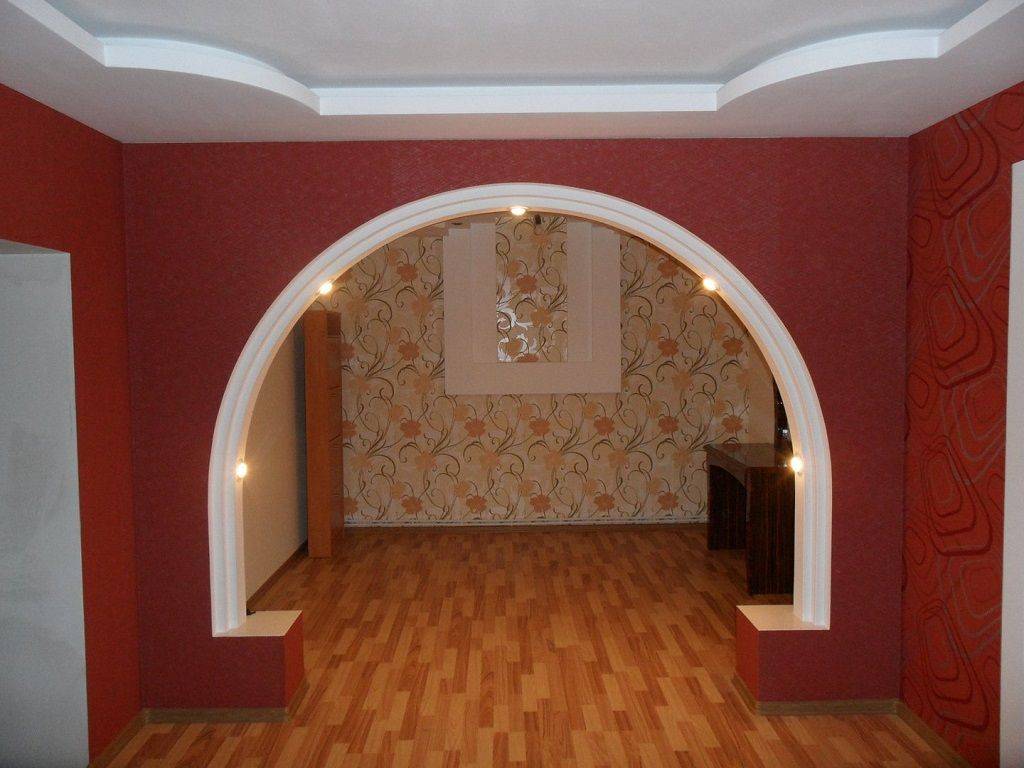 под аркой