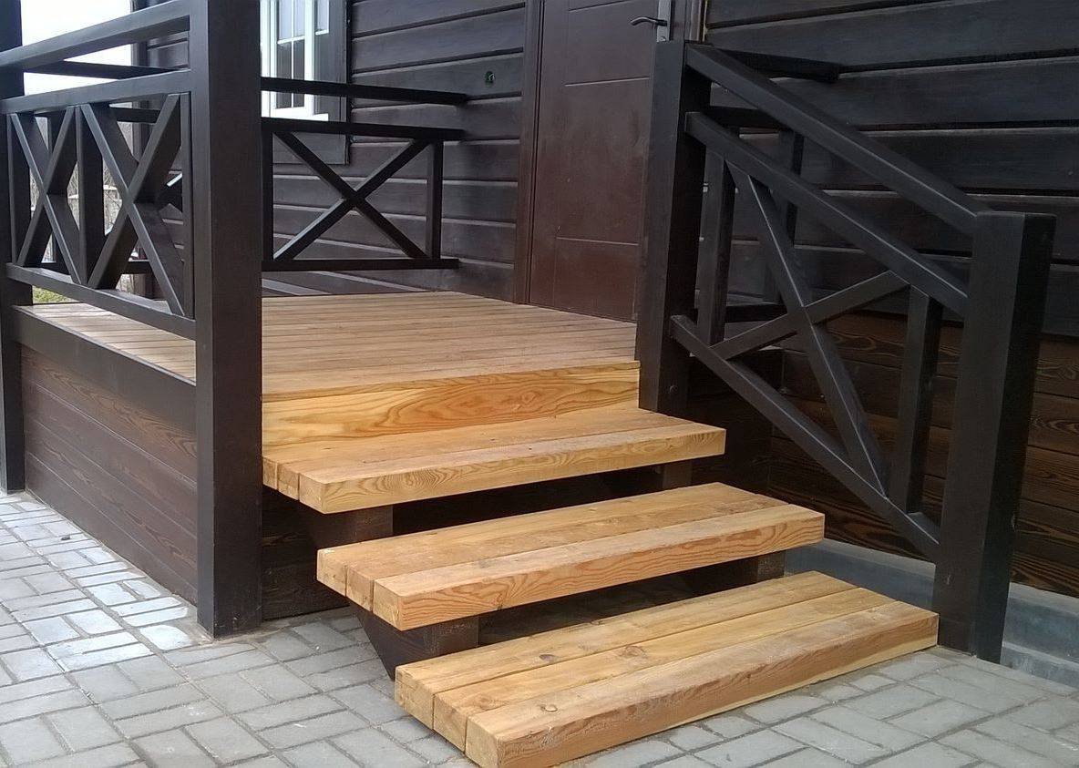 Лестница на террасу - деревянные дома бани из вожеги