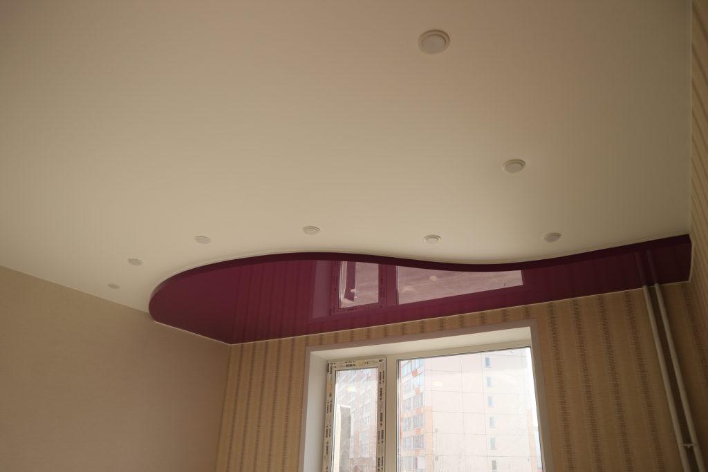 Двухцветный потолок одноуровневый натяжной гипсокартонный в зале и на кухне, дизайн подвесной конструкции в спальне
