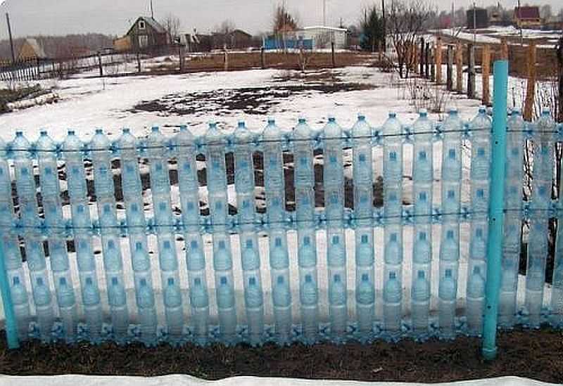 Забор из пластиковых бутылок для дачи (35 фото): особенности применения изделий для самоделок, кашпо, фото и видео