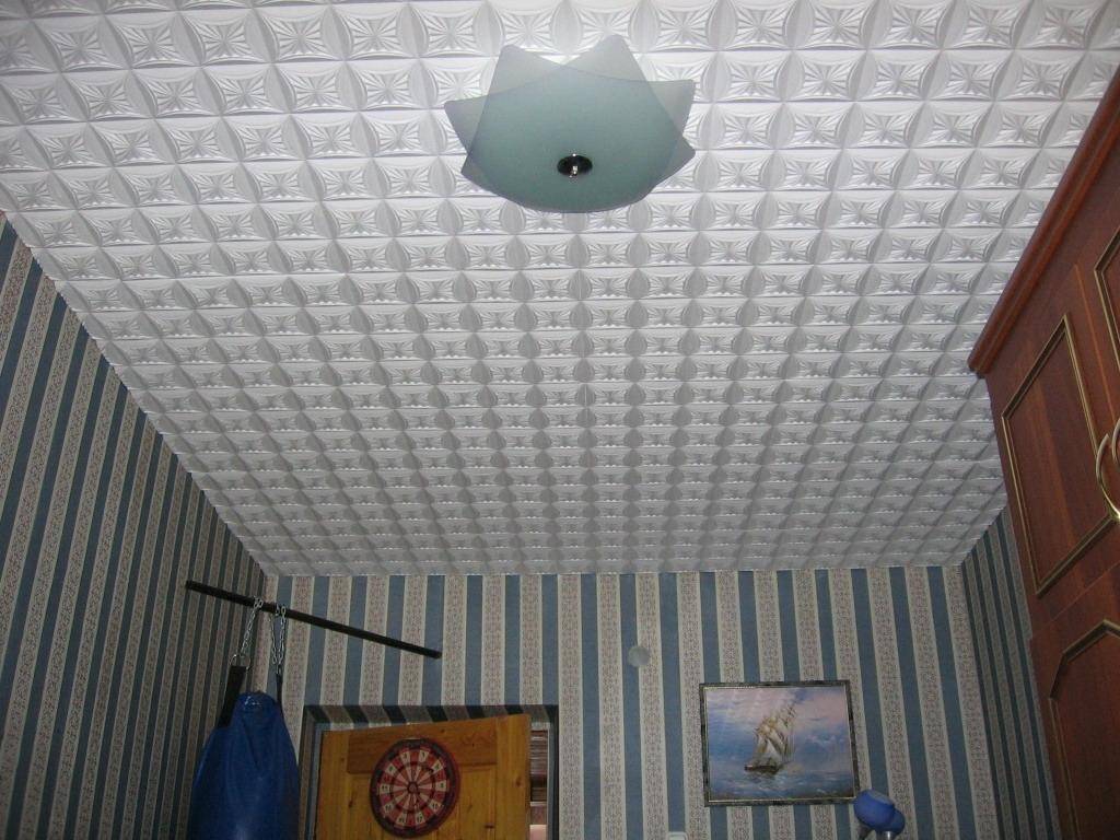 Как правильно клеить плитку на потолок разными способами