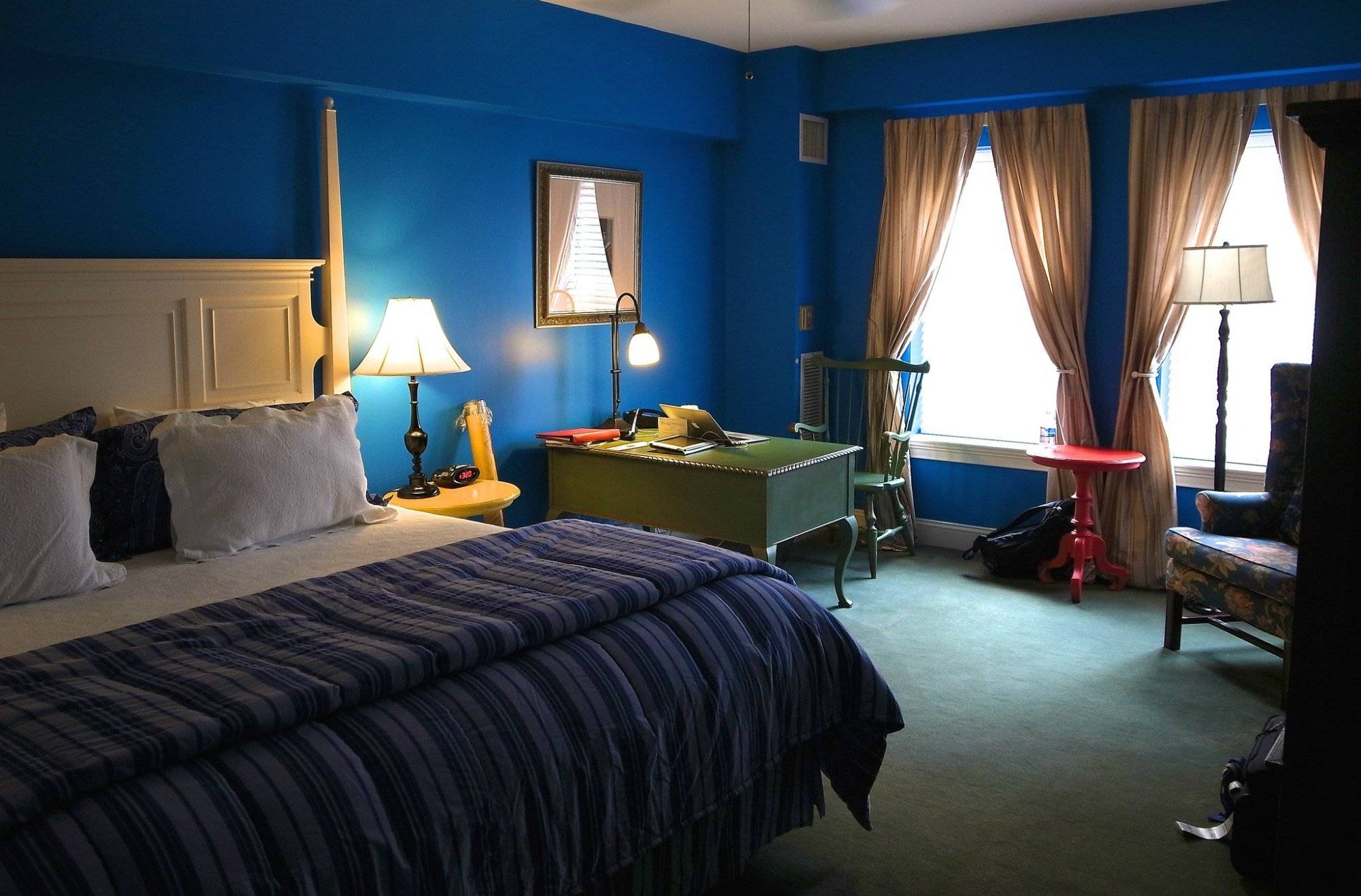 Серо голубые обои в дизайне комнаты [47 фото], сочетания с голубыми обоями для стен в интерьере, выбор цвета мебели под голубой цвет стен.