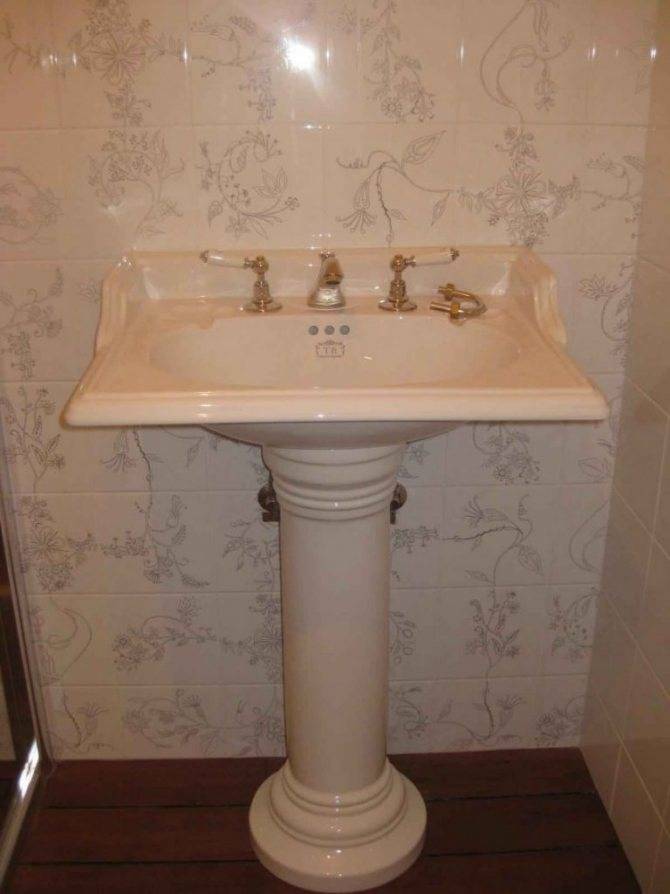 Раковина-тюльпан в ванную комнату — преимущества и недостатки, разновидности