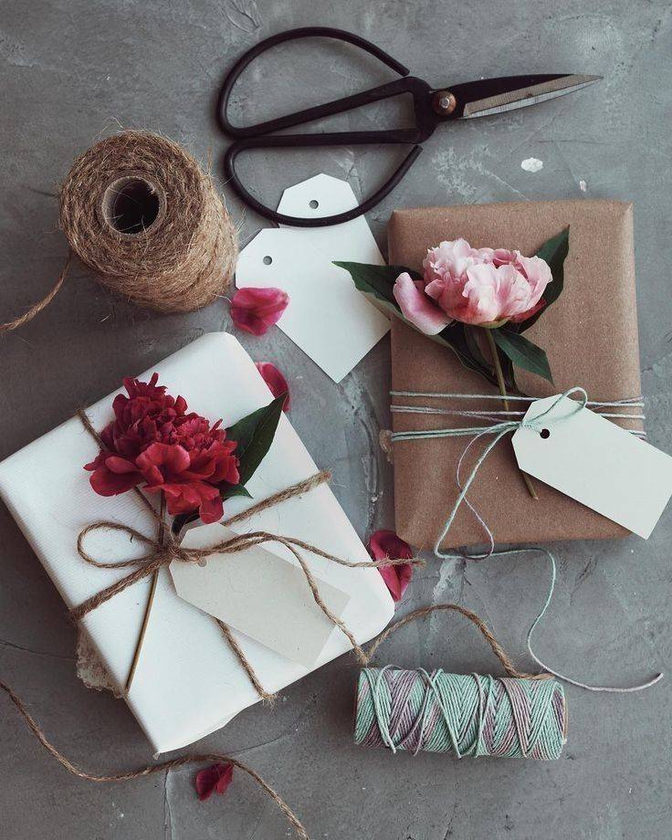 Как упаковать подарок в бумагу своими руками: лучшие схемы и способы упаковки без скотча, и коробки. пошаговый мастер-класс с фото идеями