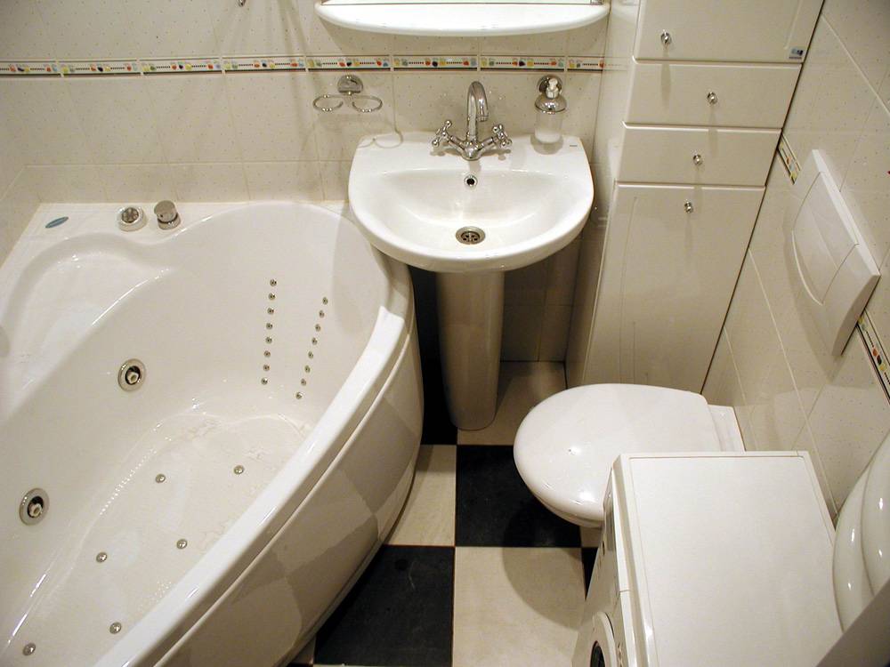 Туалет с угловой ванной. Маленькая ванная. Малогабаритная ванная комната. Интерьер совмещенного санузла в хрущевке. Угловая ванная в маленькой ванной.
