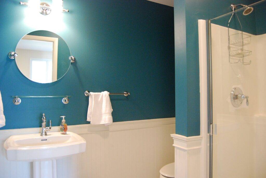 Лучшая водостойкая краска для ванной комнаты: критерии выбора и характеристики покрытия