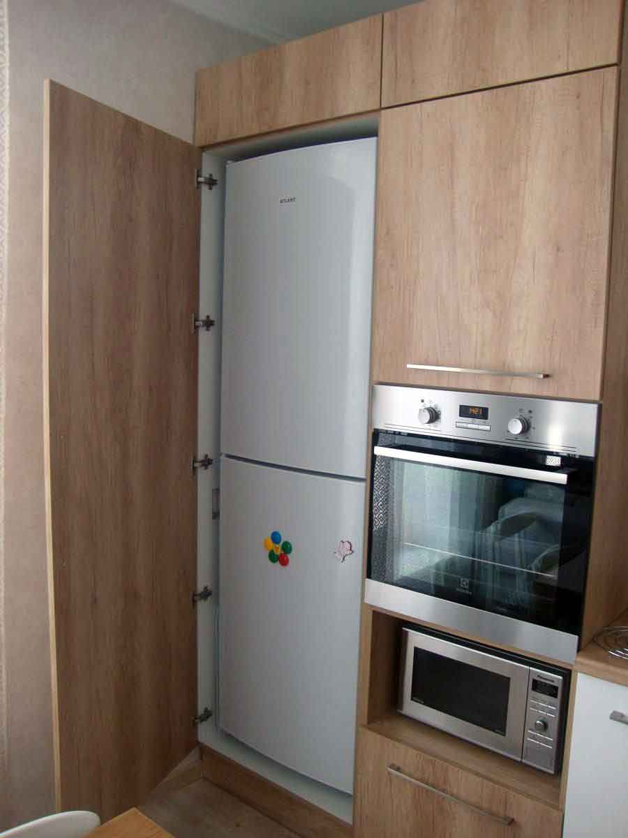 гарнитур с холодильником на кухню
