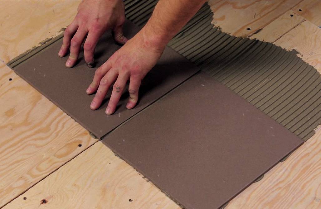 Укладка плитки на деревянный пол и фанеру; как положить плитку на дсп и двп