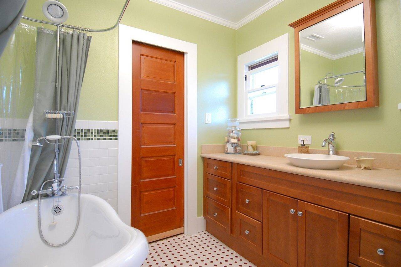 Двери для ванной и туалета: какие лучше выбрать, основные требования, фурнитура