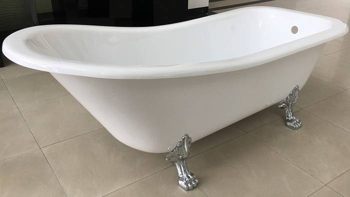 Отдельностоящая чугунная ванна на ножках - особенности, как правильно выбрать