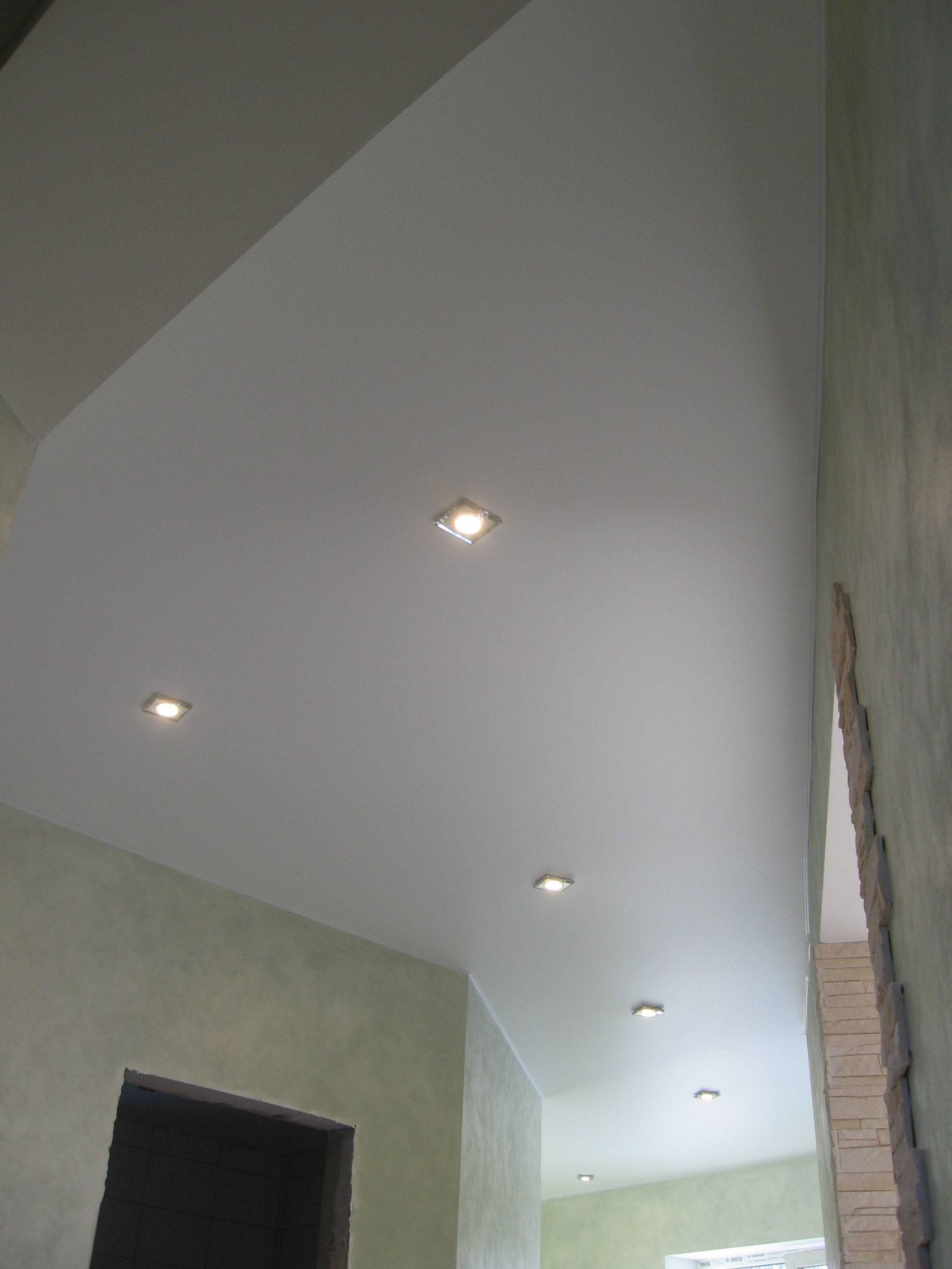 расположение лампочек в натяжном потолке в коридоре
