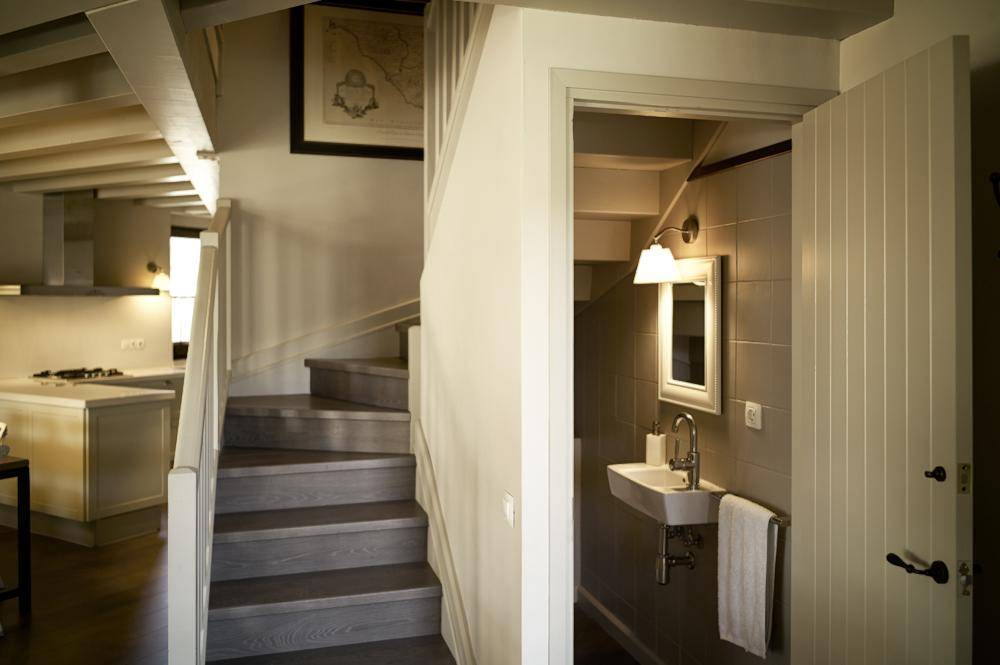 Туалет под лестницей: фото интерьера санузла под лестницей на второй этаж в частном доме