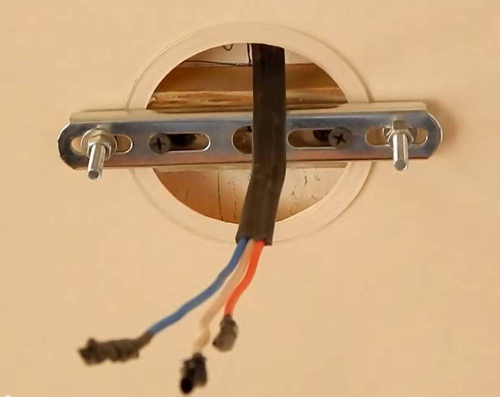 Как правильно повесить люстру на потолок своими руками, установка на натяжной, бетонный и гипсокартонный потолок, как подключить светильник