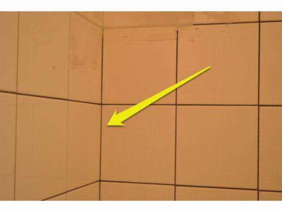 Как снять плитку со стены: целую и не очень