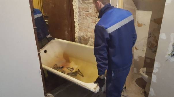 Как демонтировать и утилизировать старую чугунную ванну
