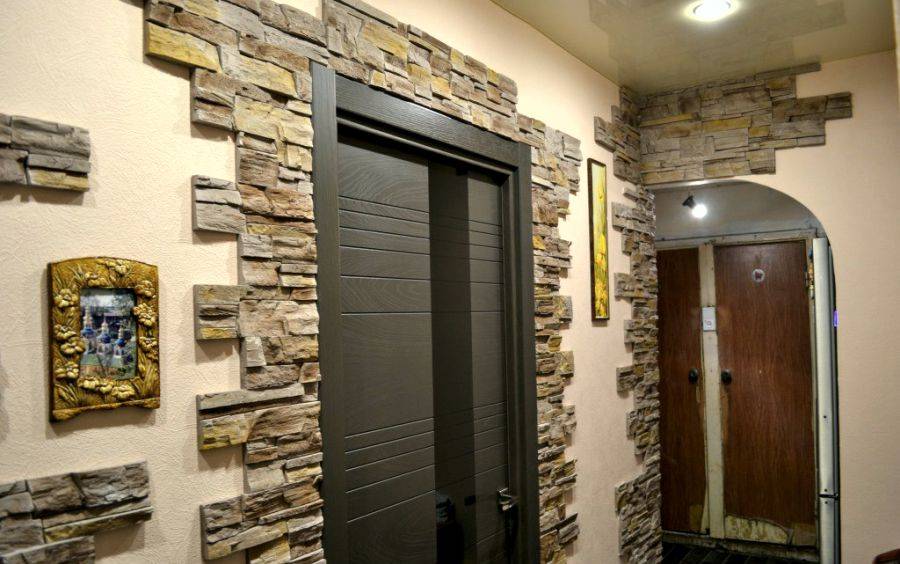 Искусственный камень в прихожей: декоративная отделка коридора (фото)