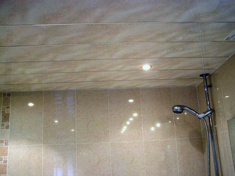 Потолок в ванной — особенности выбора материала и способа отделки
