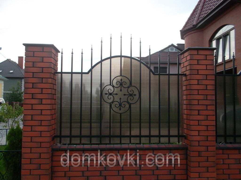 Сварной кованый забор на кирпичных столбах с элементами поликарбоната