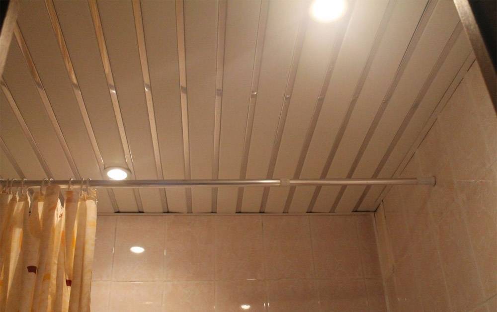 Чем можно красиво отделать потолок в ванной комнате?