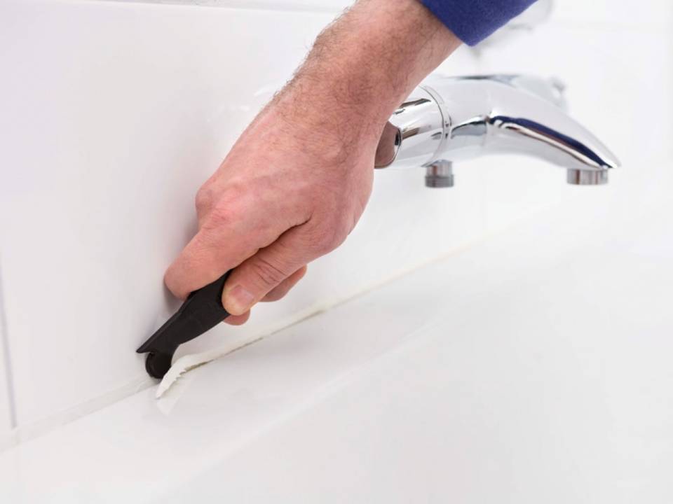 Как и чем удалить старый герметик с поверхности и нанести новый: облагораживаем шов между ванной и стеной